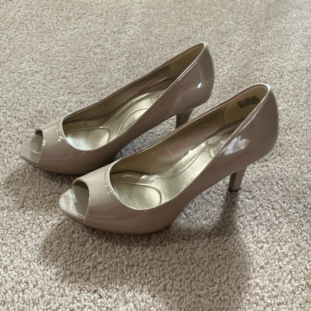 Bandolino size 8 Prep toe Pump Patent Leather